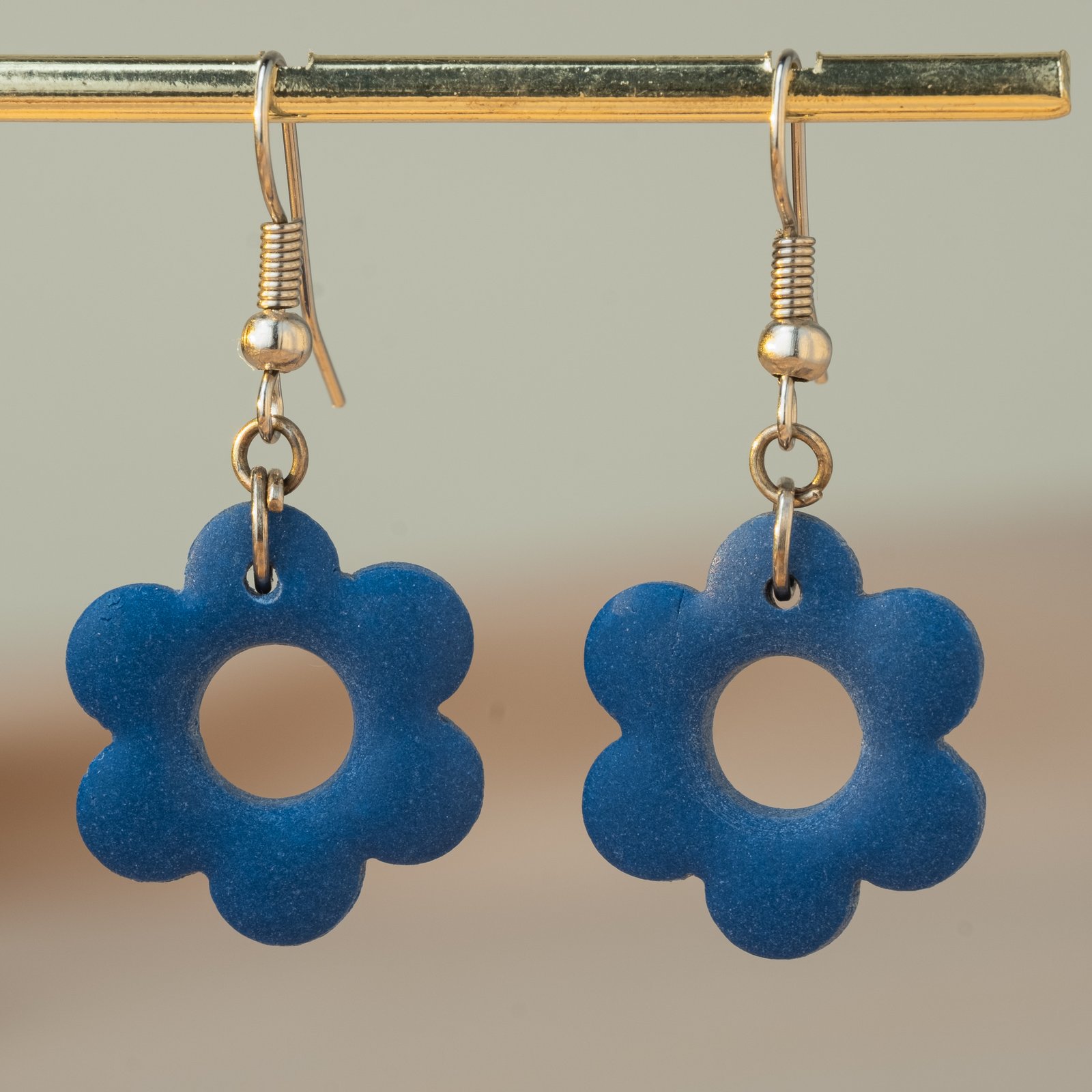 daisy cutout earrings 102 4160 x 4160